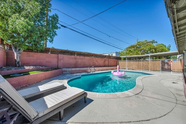 Photo - Spacious Furnished 5 Bed / 2 Bath Single Family Home with Private Pool in Las Vegas