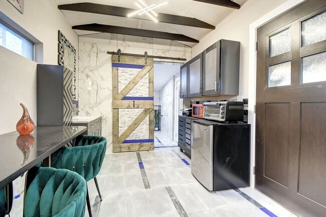Photo - 121 W Balboa Dr