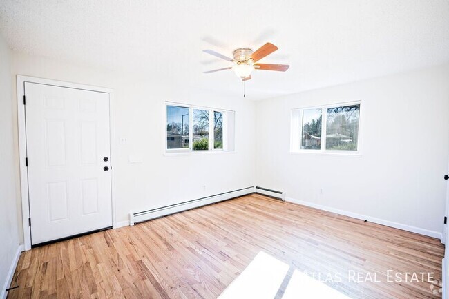 Building Photo - NEWLY REFRESHED CORNER UNIT - Beautiful 2b... Rental