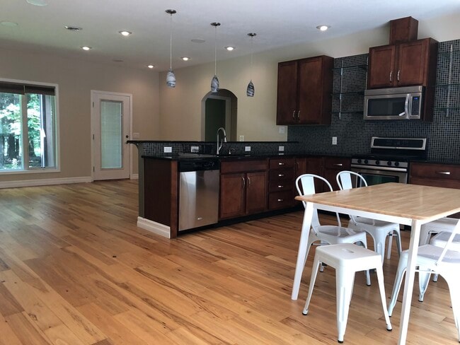 Photo - 221 Miller Rd