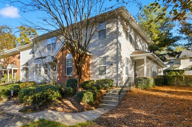 Building Photo - End-unit townhome, Primary on Main Level!