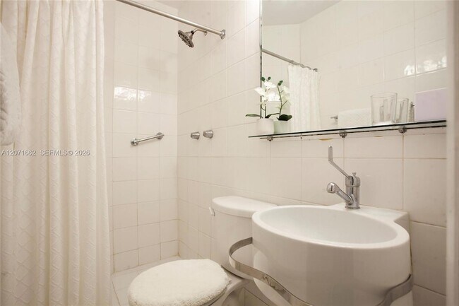Building Photo - 4720 Pine Tree Dr Unit 1