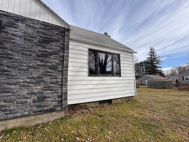 Photo - 814 Brattleboro Rd