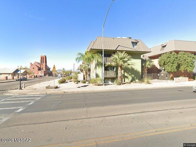 Building Photo - 901 N Euclid Ave Unit 201