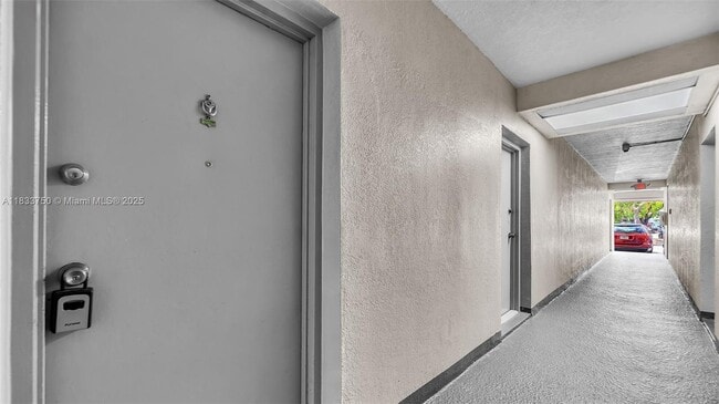 Photo - 1825 W 56th St Unidad 111