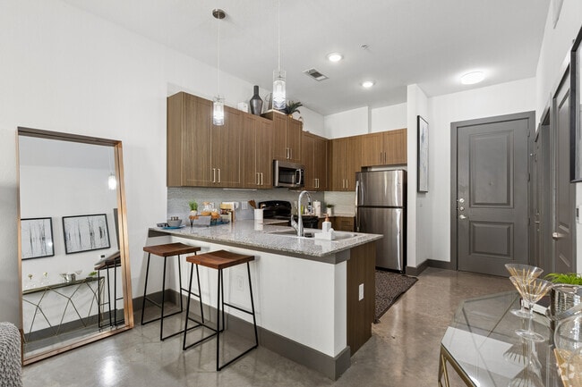 1BR, 1BA - 727SF - Dining