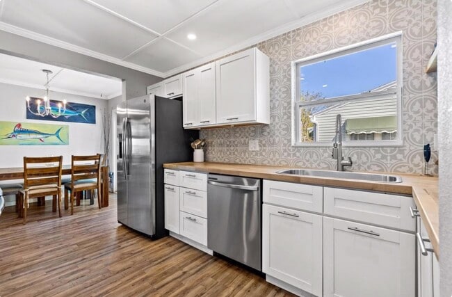 Photo - 4004 Miramar Way S