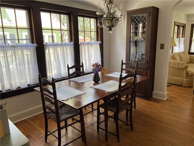 Photo - 98 Charlotte St