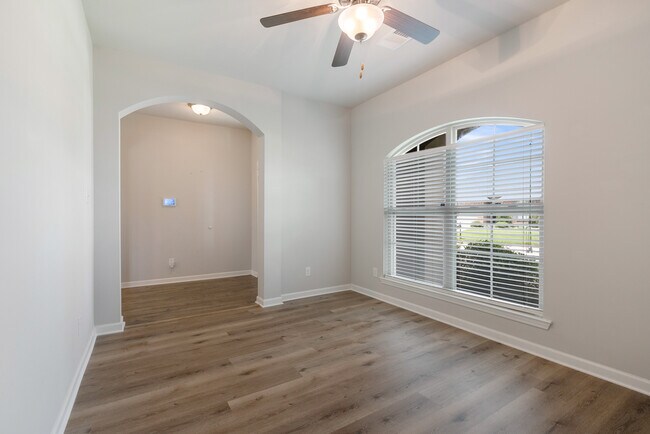 Photo - 700 Lakeshore Village Dr