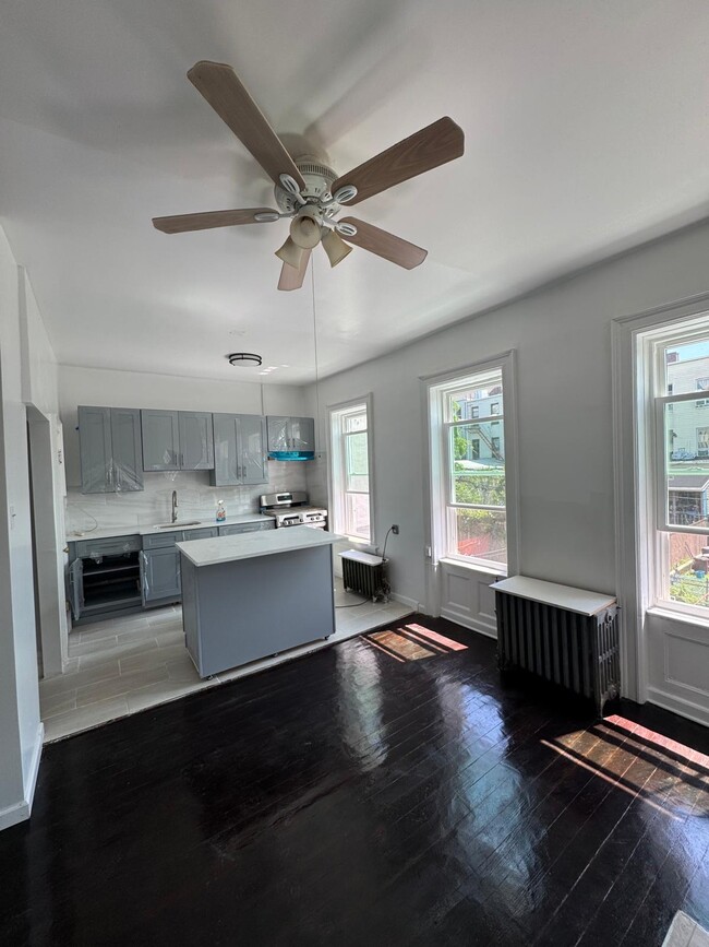 Building Photo - 350 41st St Rental