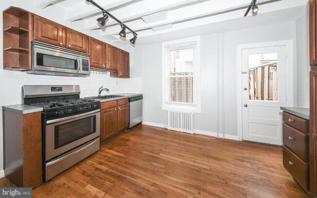 Photo - 922 League St