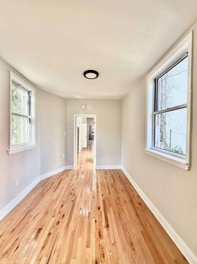 Photo - 1072 Putnam Ave