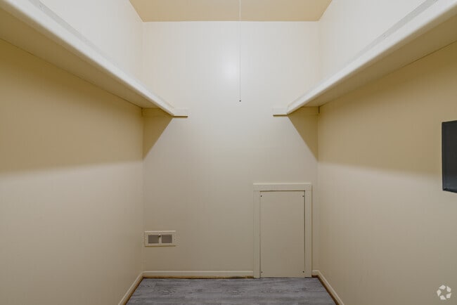 1BR, 1BA, Walk In Closet