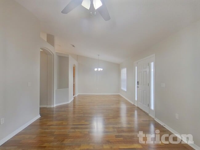 Photo - 609 White Oak Way