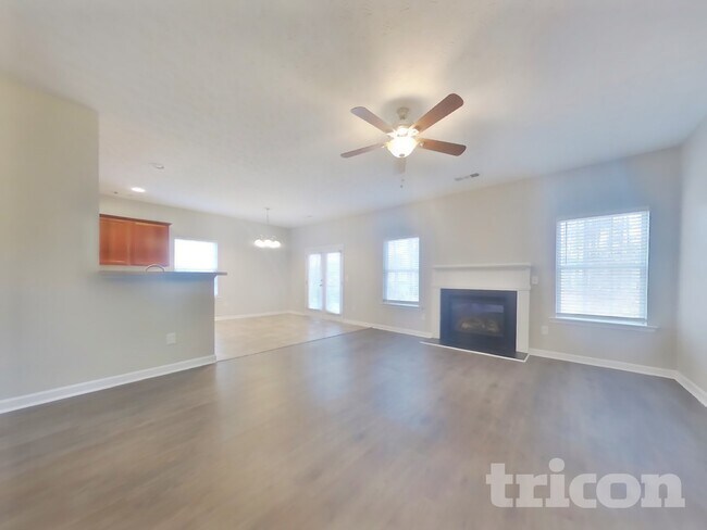 Photo - 422 Norton Xing