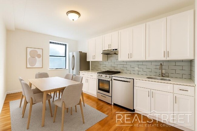 Building Photo - Spacious 2 Bedroom in Williamsburg!