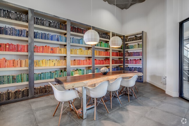 Biblioteca - Arts District Apartments