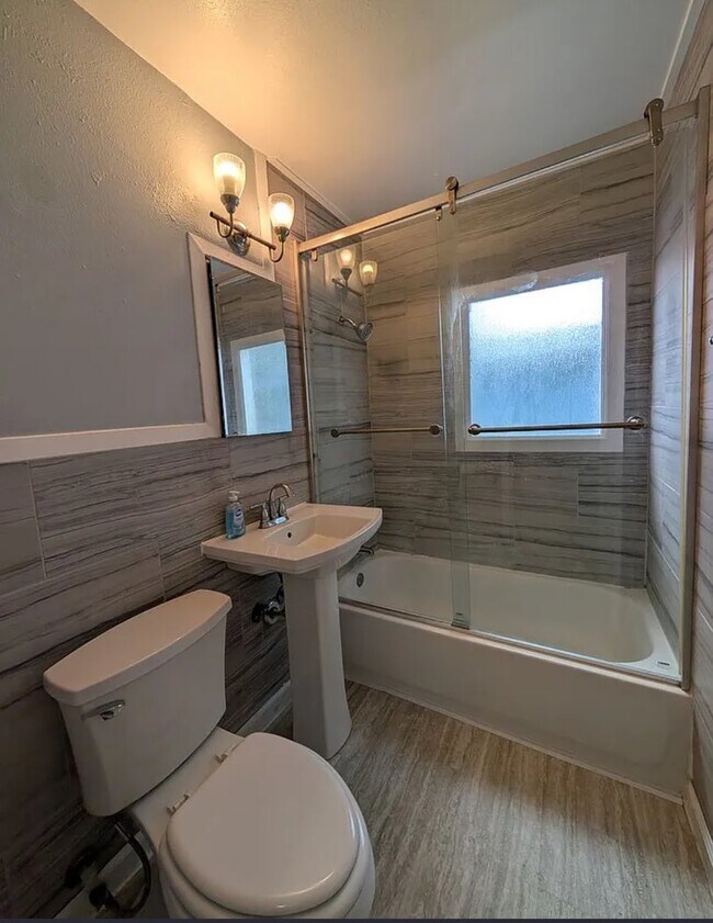 Photo - 890 Josephine St