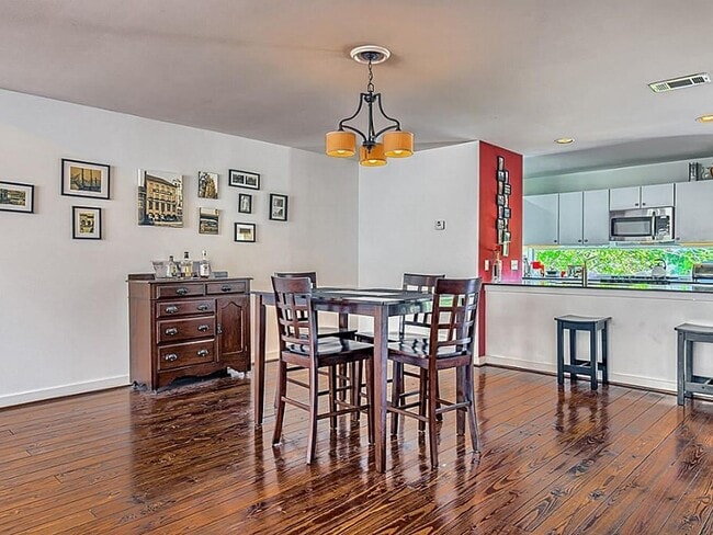 Photo - Charming, modern, 3 Bedroom Townhome in Ho...