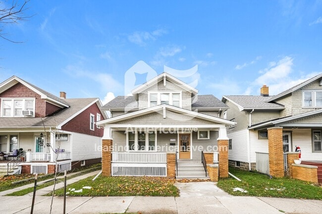 Building Photo - 1704 Flett Ave