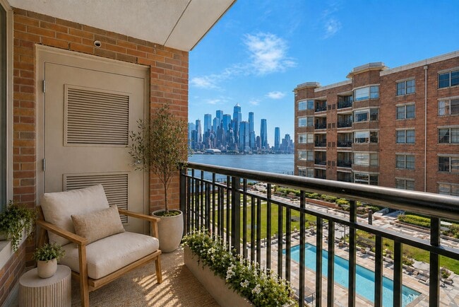 Photo - 22 AVENUE AT Port Unidad #311