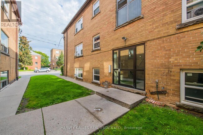 Photo - 2905 St Clair Ave E Unité 12