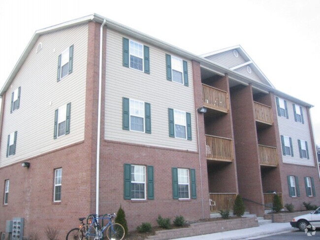 Building Photo - $200 off Signed lease 4 Bedroom 2 Bath Apa... Unit 19 Rental