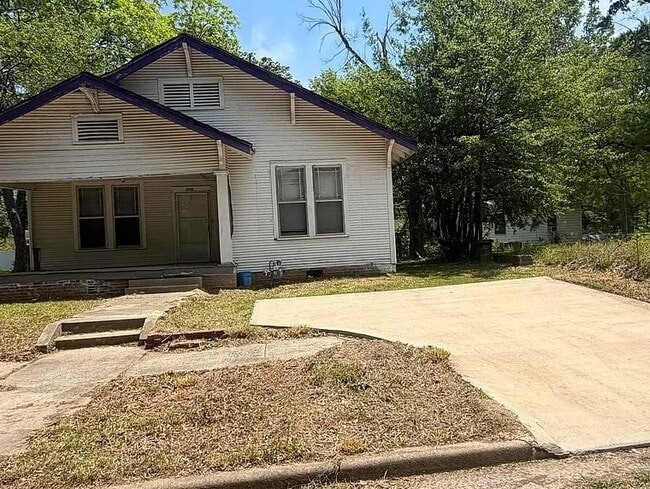 Building Photo - 719 S Plum St