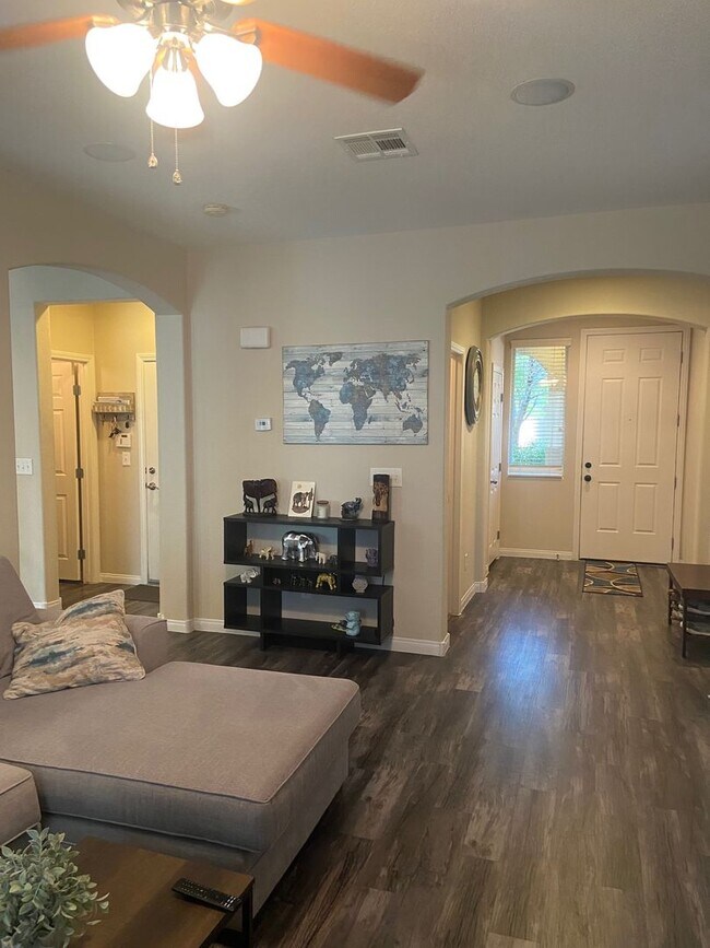 Photo - 3 Bedroom home / private yard