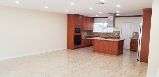 Photo - 802 Raymond St