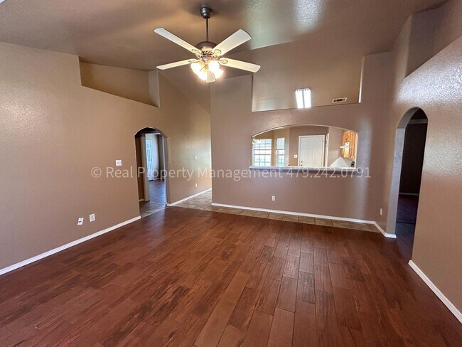 Photo - 320 Chateau Dr