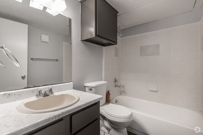 2BR, 2BA - 900SF - Bathroom