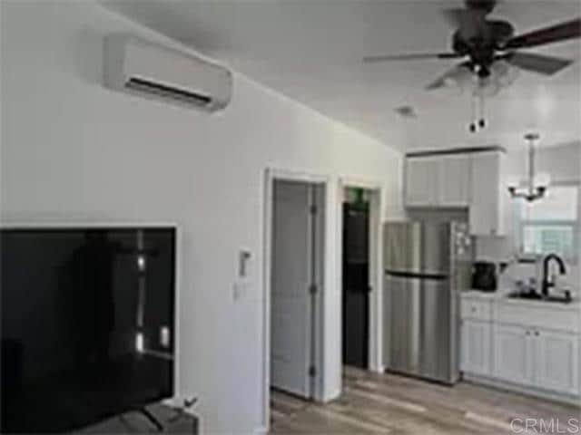 Photo - 5263 Leon St