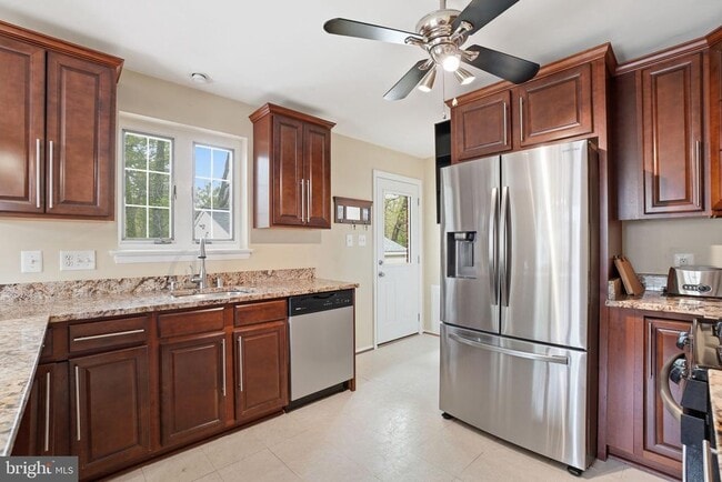 Photo - 7414 Jervis St