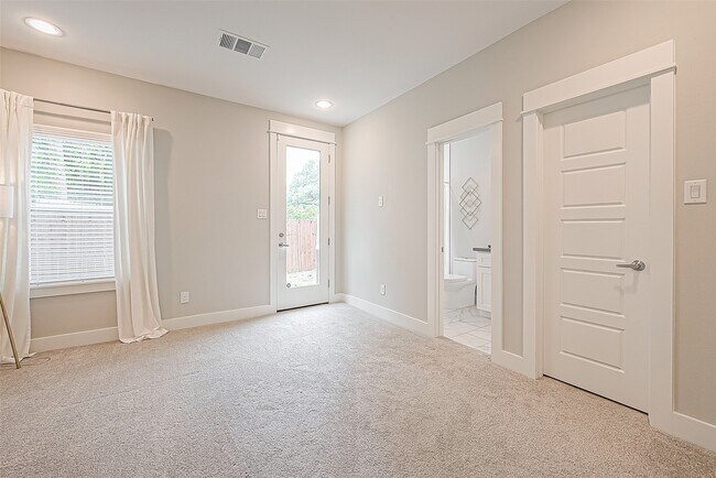 Photo - 2051 Sherwood Forest St