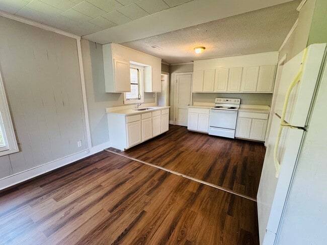 Building Photo - 3 Bedroom 1 bath - Located in  Sumter
