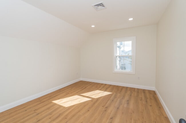 Building Photo - 84 Pembroke Ave