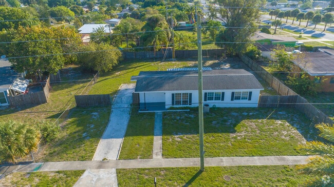 Building Photo - 1011 Bianca Dr NE Rental