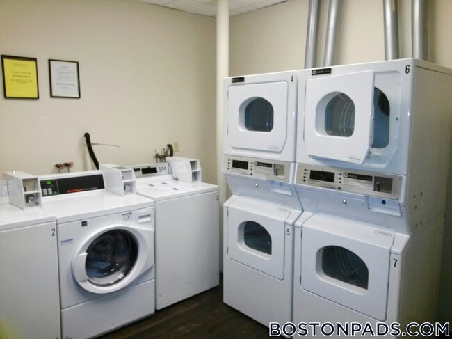 Building Photo - 833 Beacon St