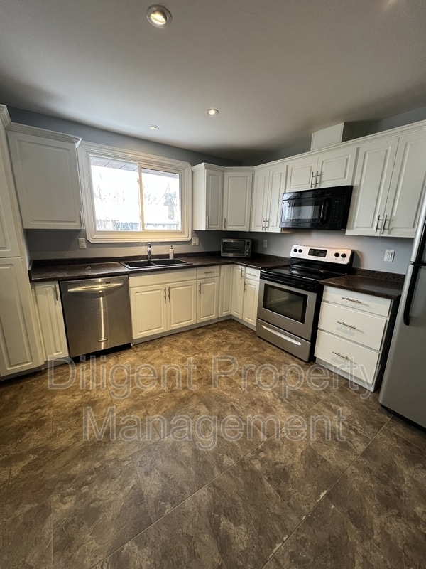 Photo - 596 Garside Dr