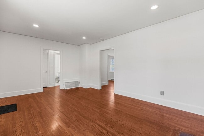 Photo - 202 Robinson St