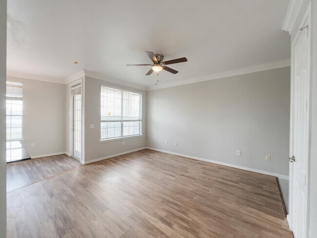 Building Photo - 7575 Kirby Dr Unit 2214