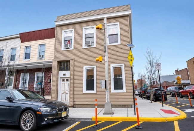 Building Photo - 814 28th St Unit 1