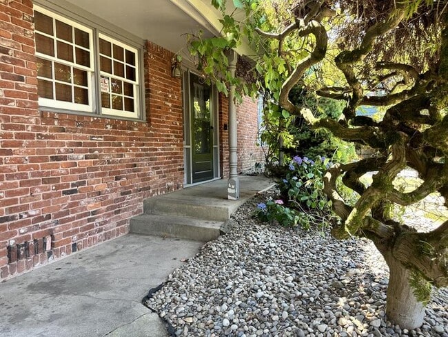 Photo - 1458 Greenwood Dr NE