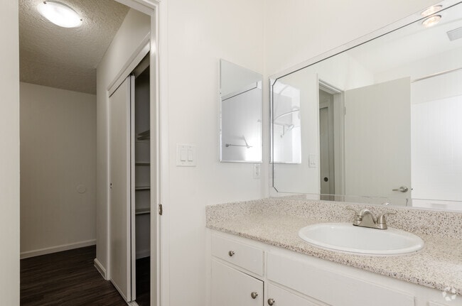 Studio, 1BA - 430 SF