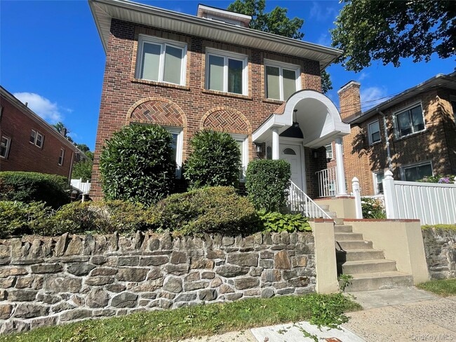 Building Photo - 574 E 3rd St Unit 1