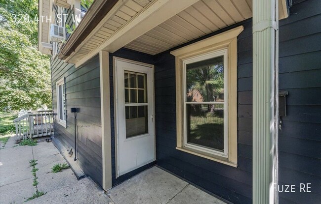 Building Photo - 320 4th St W