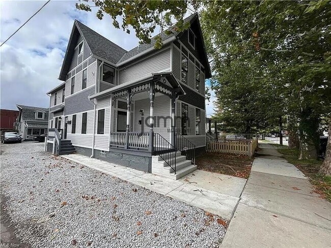 Building Photo - 1966 Randall Rd Unit #3