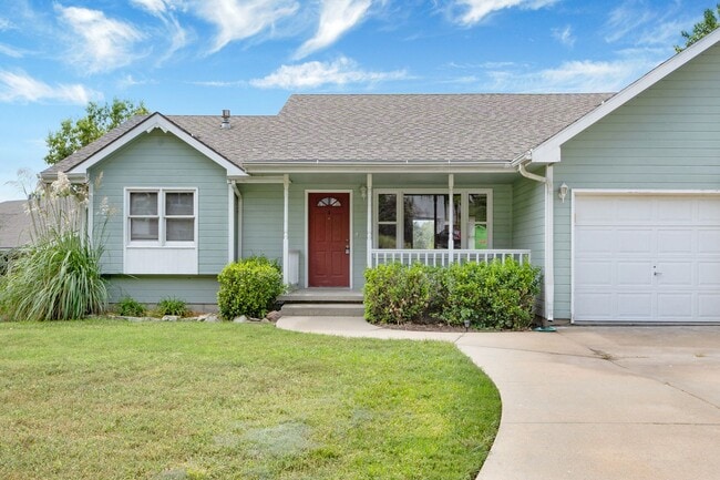 Building Photo - Large town house for rent!