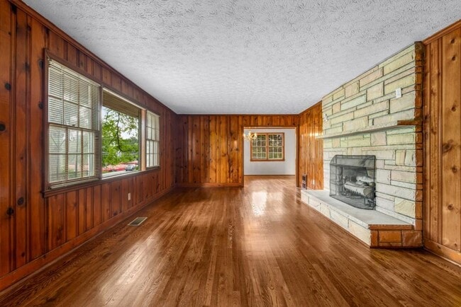 Photo - 1930 Hollywood Rd NW